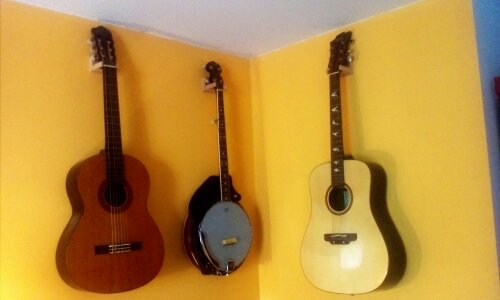 Drei Gitarren an der Wand